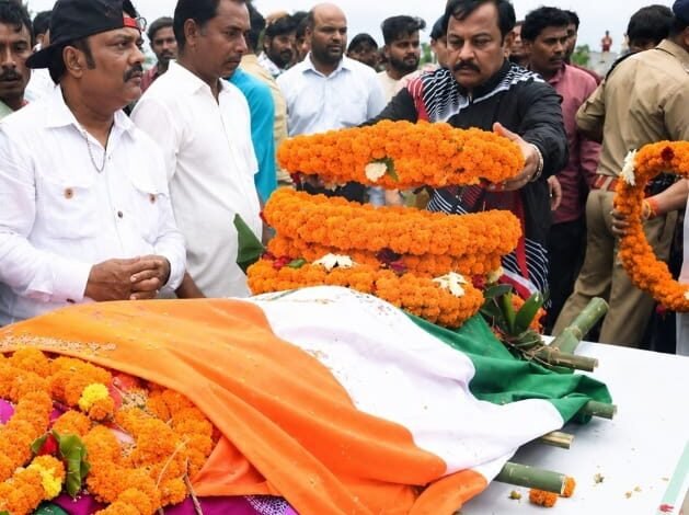 सांसद विजय बघेल ने पंडवानी की अमर स्वर सम्राज्ञी डॉ. तीजन बाई को दी भावभीनी श्रद्धांजलि ग्राम गनियारी पहुंचकर पार्थिव शरीर के किए दर्शन, शोक संतप्त परिवार से की मुलाकात सांसद विजय बघेल ने पंडवानी की अमर स्वर सम्राज्ञी डॉ. तीजन बाई को दी भावभीनी श्रद्धांजलि ग्राम गनियारी पहुंचकर पार्थिव शरीर के किए दर्शन, शोक संतप्त परिवार से की मुलाकात
