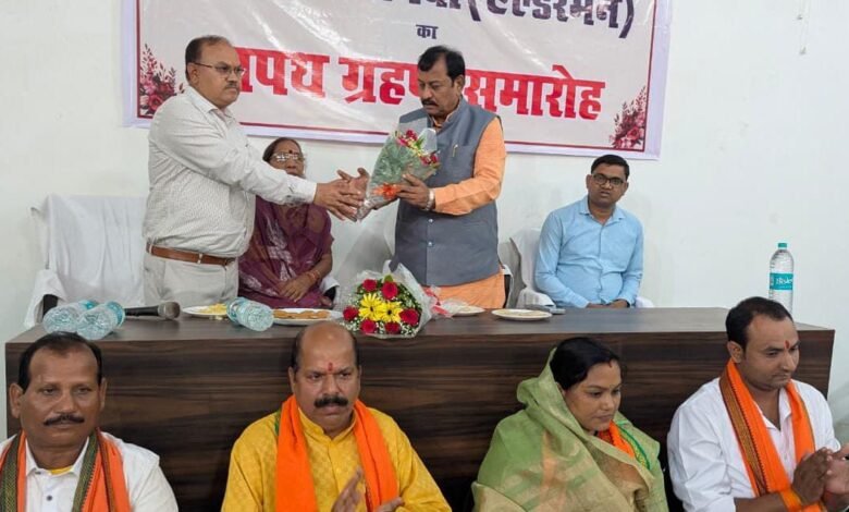 कुम्हारी नगर पालिका में मनोनीत एल्डरमैनों का शपथ ग्रहण, सांसद विजय बघेल ने दिलाई जनसेवा की जिम्मेदारी का एहसास कुम्हारी नगर पालिका में मनोनीत एल्डरमैनों का शपथ ग्रहण, सांसद विजय बघेल ने दिलाई जनसेवा की जिम्मेदारी का एहसास