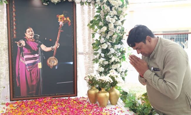 ग्राम गनियारी में पद्म विभूषण डॉ. तीजनबाई को भावभीनी श्रद्धांजलि सभा में शामिल हुए भाजपा नेता कन्हैया सोनी, लोककला और संस्कृति में योगदान को किया नमन ग्राम गनियारी में पद्म विभूषण डॉ. तीजनबाई को भावभीनी श्रद्धांजलि सभा में शामिल हुए भाजपा नेता कन्हैया सोनी, लोककला और संस्कृति में योगदान को किया नमन