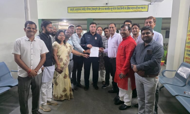 भाजपा शिक्षा प्रकोष्ठ ने एसएसपी दुर्ग को सौंपा ज्ञापन, स्कूल-कॉलेजों के आसपास पिंक पेट्रोल और पुलिस गश्त बढ़ाने की मांग छात्राओं की सुरक्षा, नशामुक्ति अभियान और अवैध गतिविधियों पर सख्ती को लेकर हुई चर्चा, एसएसपी ने दिया प्रभावी कार्रवाई का आश्वासन संवाद अपडेट भाजपा शिक्षा प्रकोष्ठ ने एसएसपी दुर्ग को सौंपा ज्ञापन, स्कूल-कॉलेजों के आसपास पिंक पेट्रोल और पुलिस गश्त बढ़ाने की मांग छात्राओं की सुरक्षा, नशामुक्ति अभियान और अवैध गतिविधियों पर सख्ती को लेकर हुई चर्चा, एसएसपी ने दिया प्रभावी कार्रवाई का आश्वासन संवाद अपडेट
