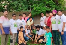 आर्ट कॉम के ‘हर आंगन एक पेड़’ अभियान के तहत दुर्गा पंडाल ढांचा भवन में हुआ वृक्षारोपण पर्यावरण संरक्षण का दिया संदेश, नागरिकों से अधिक से अधिक पौधे लगाने की अपील