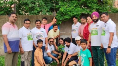 आर्ट कॉम के ‘हर आंगन एक पेड़’ अभियान के तहत दुर्गा पंडाल ढांचा भवन में हुआ वृक्षारोपण पर्यावरण संरक्षण का दिया संदेश, नागरिकों से अधिक से अधिक पौधे लगाने की अपील
