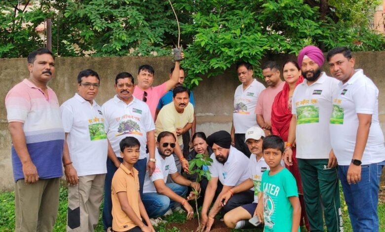 आर्ट कॉम के ‘हर आंगन एक पेड़’ अभियान के तहत दुर्गा पंडाल ढांचा भवन में हुआ वृक्षारोपण पर्यावरण संरक्षण का दिया संदेश, नागरिकों से अधिक से अधिक पौधे लगाने की अपील आर्ट कॉम के ‘हर आंगन एक पेड़’ अभियान के तहत दुर्गा पंडाल ढांचा भवन में हुआ वृक्षारोपण पर्यावरण संरक्षण का दिया संदेश, नागरिकों से अधिक से अधिक पौधे लगाने की अपील