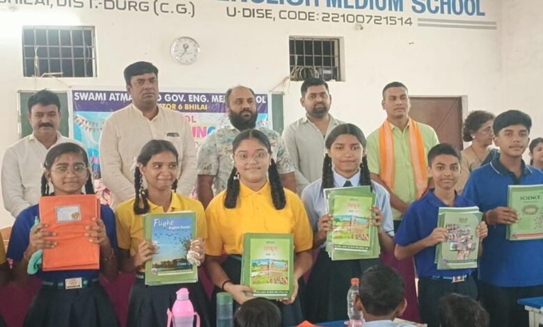 स्वामी आत्मानंद स्कूल, सेक्टर-6 में धूमधाम से मनाया गया शाला प्रवेश उत्सव चयनित विद्यार्थियों को कॉपी-पुस्तक, यूनिफॉर्म एवं साइकिल का किया गया वितरण स्वामी आत्मानंद स्कूल, सेक्टर-6 में धूमधाम से मनाया गया शाला प्रवेश उत्सव चयनित विद्यार्थियों को कॉपी-पुस्तक, यूनिफॉर्म एवं साइकिल का किया गया वितरण
