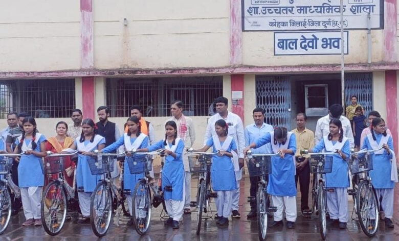 गुरु घासीदास स्कूल कोहका में छात्राओं को मिली सरस्वती साइकिलें साइकिल वितरण कार्यक्रम में भाजपा ओबीसी मोर्चा के प्रदेश कार्यसमिति सदस्य कन्हैया सोनी रहे शामिल गुरु घासीदास स्कूल कोहका में छात्राओं को मिली सरस्वती साइकिलें साइकिल वितरण कार्यक्रम में भाजपा ओबीसी मोर्चा के प्रदेश कार्यसमिति सदस्य कन्हैया सोनी रहे शामिल