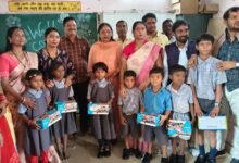 विद्या फाउंडेशन ने शासकीय स्कूल छावनी के बच्चों को वितरित की चरण पादुका, खिल उठे मासूमों के चेहरे