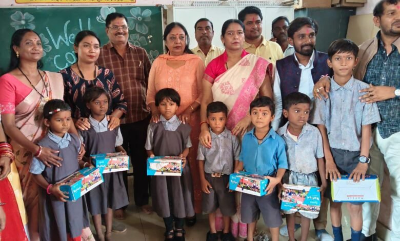 विद्या फाउंडेशन ने शासकीय स्कूल छावनी के बच्चों को वितरित की चरण पादुका, खिल उठे मासूमों के चेहरे विद्या फाउंडेशन ने शासकीय स्कूल छावनी के बच्चों को वितरित की चरण पादुका, खिल उठे मासूमों के चेहरे