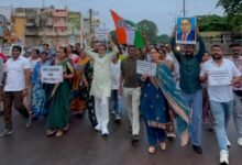 रिसाली में कांग्रेस का विरोध प्रदर्शन, राहुल गांधी समेत नेताओं की गिरफ्तारी के विरोध में केंद्र सरकार के खिलाफ नारेबाजी जोहर चौक पर कांग्रेस कार्यकर्ताओं का प्रदर्शन, लोकतंत्र की रक्षा और युवाओं के अधिकारों की सुरक्षा की उठाई मांग