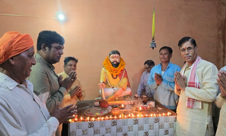 गुरु पूर्णिमा पर खुर्सीपार में संत रविदास जी की 650वीं जयंती पर समरसता संकल्प अभियान गुरु पूर्णिमा पर खुर्सीपार में संत रविदास जी की 650वीं जयंती पर समरसता संकल्प अभियान