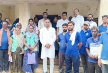 भिलाई-चरौदा निगम के स्वास्थ्य कर्मचारियों को मिला रेनकोट बारिश में सुरक्षित रहकर करेंगे ड्यूटी