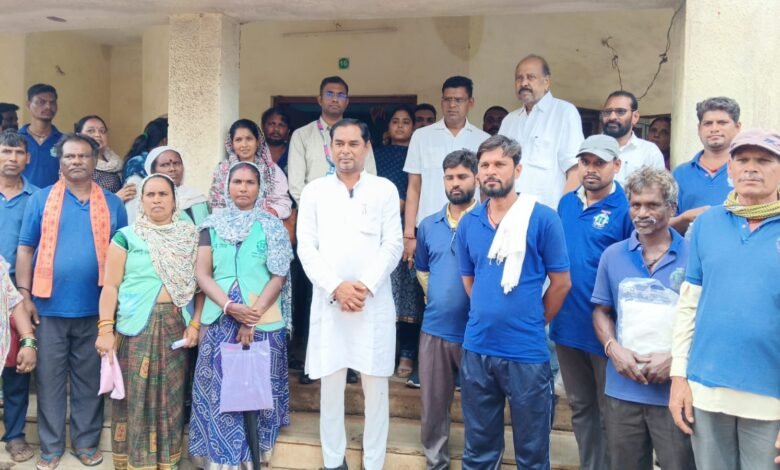 भिलाई-चरौदा निगम के स्वास्थ्य कर्मचारियों को मिला रेनकोट बारिश में सुरक्षित रहकर करेंगे ड्यूटी भिलाई-चरौदा निगम के स्वास्थ्य कर्मचारियों को मिला रेनकोट बारिश में सुरक्षित रहकर करेंगे ड्यूटी