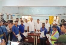 भिलाई-चरौदा निगम के स्वास्थ्य कर्मचारियों को मिला रेनकोट ,बारिश में सुरक्षित रहकर करेंगे ड्यूटी