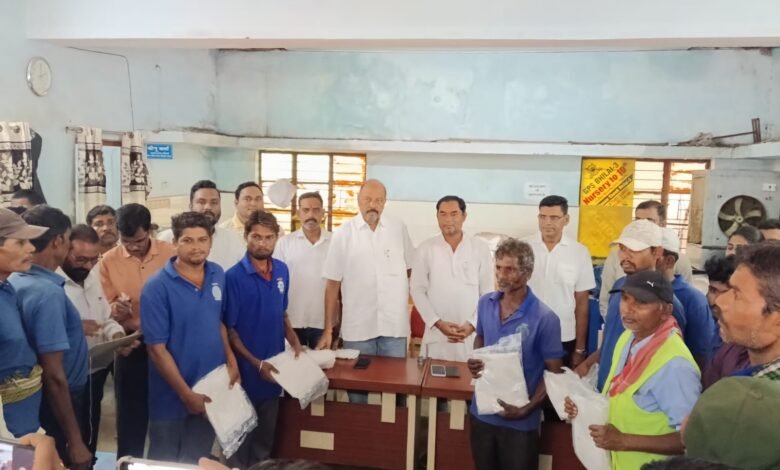 भिलाई-चरौदा निगम के स्वास्थ्य कर्मचारियों को मिला रेनकोट ,बारिश में सुरक्षित रहकर करेंगे ड्यूटी