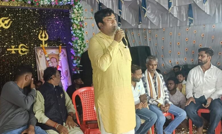 कृष्णानगर में जस गीत एवं झांकी प्रतियोगिता का भव्य आयोजन लोक कलाकार दुकालू यादव की प्रस्तुति ने बांधा समां कृष्णानगर में जस गीत एवं झांकी प्रतियोगिता का भव्य आयोजन लोक कलाकार दुकालू यादव की प्रस्तुति ने बांधा समां
