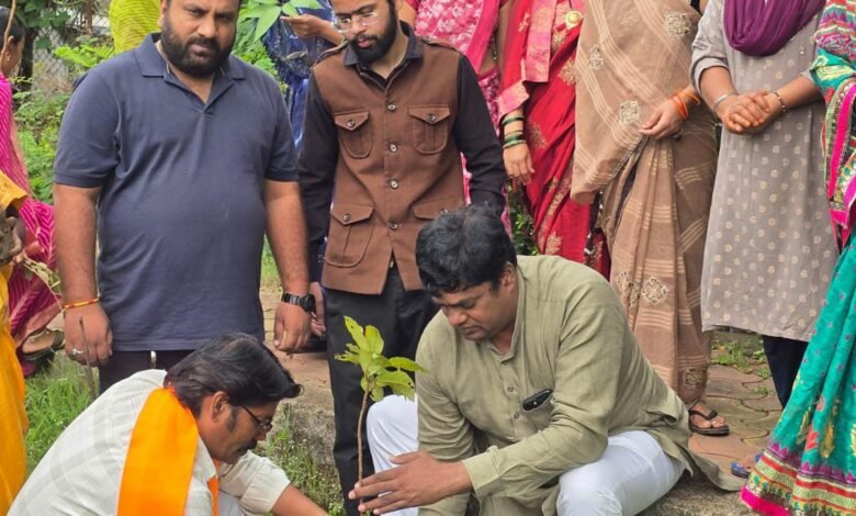 एक पेड़ माँ के नाम’ अभियान के तहत जुनवानी में हुआ वृक्षारोपण एक पेड़ माँ के नाम’ अभियान के तहत जुनवानी में हुआ वृक्षारोपण