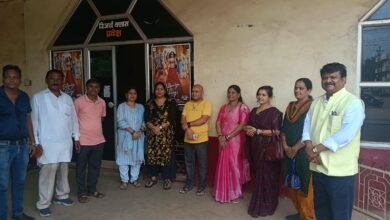 भिलाई। रियल एस्टेट एसोसिएशन दुर्ग-भिलाई की नवीन कार्यकारिणी का गठन सर्वसम्मति से किया गया। बैठक में रियल एस्टेट कारोबार से जुड़े विभिन्न मुद्दों पर चर्चा करते हुए व्यापारियों के हितों की रक्षा और संगठन को मजबूत बनाने के लिए एकजुट होकर कार्य करने का निर्णय लिया गया। बैठक में जमीन के शासकीय मूल्यों सहित रियल एस्टेट कारोबार से जुड़े विषयों को लेकर पूर्व में किए गए संघर्ष एवं आंदोलनों की समीक्षा की गई। सदस्यों ने कहा कि संगठित प्रयासों से ही व्यापारियों की समस्याओं का स्थायी समाधान संभव है। बैठक में जमीन व्यापारियों के लिए कार्यालय की व्यवस्था करन तथा पांच डिसमिल से कम भूमि की रजिस्ट्री पुनः प्रारंभ कराने की मांग शासन-प्रशासन के समक्ष रखने का निर्णय लिया गया।नवीन कार्यकारिणी में आशीष जैन अध्यक्ष, आशीष वर्मा, त्रेमन साहू एवं जयंत सोनी उपाध्यक्ष, सुनील गुप्ता कोषाध्यक्ष, हरिहर देवांगन सचिव, भागचंद जैन एवं संदीप चंद्राकर सहसचिव तथा महावीर शर्मा एवं रमेश शर्मा संरक्षक बनाए गए। अन्य पदों का निर्धारण आगामी बैठक में किया जाएगा।बैठक में तरुण वेगढ़, अजय चंद्राकर, योगेश साहू, अमर बत्रा, नवनीत चंद्राकर, आशीष मिश्रा, आलोक सुराना, संदीप चंद्राकर, नरेंद्र निषाद, नीलेश बाफना, मनीष चौपड़ा, भागचंद जैन, संजय वर्मा, बलराम यादव, अवनीकांत सिंह, मुकेश ओसवाल, दीपक पंडा, उमेश देवांगन, भूपेश साहू, महेंद्र साहू, अजीज खान, विनय देवांगन, चंद्रशेखर साहू, विनय मिश्रा, स्वतंत्र सिंह, मुन्ना गन्धर्व, संतोष साहू, अरुण मंडल, लौरेंस डिसूजा, तुषार पाटिल एवं एकनाथ राजपूत सहित बड़ी संख्या में रियल एस्टेट व्यवसायी उपस्थित रहे। नवनियुक्त पदाधिकारियों ने संगठन को मजबूत करने तथा व्यापारियों की समस्याओं को शासन-प्रशासन के समक्ष प्रभावी ढंग से रखने का संकल्प लिया।