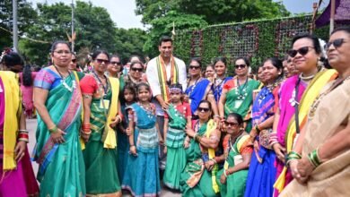 विश्व आदिवासी दिवस पर भव्य रैली, पारंपरिक वेशभूषा में उमड़ा आदिवासी समाज विश्व आदिवासी दिवस पर भव्य रैली, पारंपरिक वेशभूषा में उमड़ा आदिवासी समाज