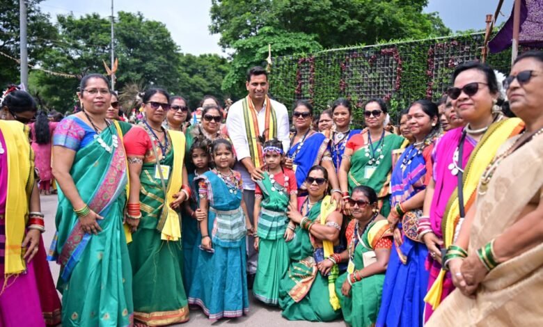 विश्व आदिवासी दिवस पर भव्य रैली, पारंपरिक वेशभूषा में उमड़ा आदिवासी समाज