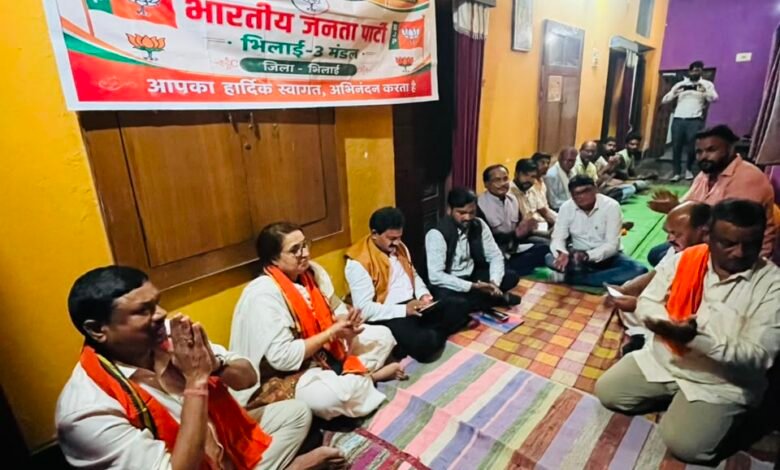 शक्ति केंद्रों की बैठकों में चुनावी तैयारियों पर मंथन, जिला प्रभारी रामजी भारती ने दिया बूथ मजबूती का मंत्र शक्ति केंद्रों की बैठकों में चुनावी तैयारियों पर मंथन, जिला प्रभारी रामजी भारती ने दिया बूथ मजबूती का मंत्र