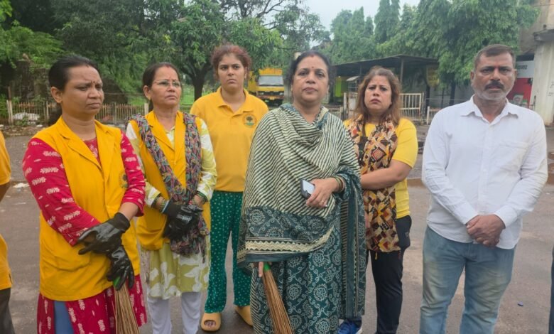 सिविक सेंटर में गंदगी का अंबार, भाजपा कार्यकर्ताओं ने चलाया सफाई अभियान सिविक सेंटर में गंदगी का अंबार, भाजपा कार्यकर्ताओं ने चलाया सफाई अभियान