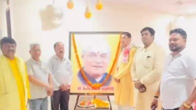 अटल बिहारी वाजपेयी की पुण्यतिथि पर कारसेवकों का सम्मान, शाल-श्रीफल भेंट कर किया अभिनंदन