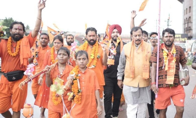 शिवनाथ कांवड़ यात्रा में गूंजा हर-हर महादेव, हजारों शिवभक्तों ने पूरी की 33 किमी की यात्रा