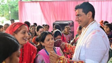 रक्षाबंधन पर हजारों बहनों ने विधायक देवेंद्र यादव को बांधी राखी, बोले- भिलाई मेरा परिवार, बहनों का प्यार मेरी सबसे बड़ी पूंजी रक्षाबंधन पर हजारों बहनों ने विधायक देवेंद्र यादव को बांधी राखी, बोले- भिलाई मेरा परिवार, बहनों का प्यार मेरी सबसे बड़ी पूंजी