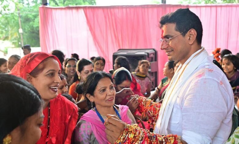 रक्षाबंधन पर हजारों बहनों ने विधायक देवेंद्र यादव को बांधी राखी, बोले- भिलाई मेरा परिवार, बहनों का प्यार मेरी सबसे बड़ी पूंजी रक्षाबंधन पर हजारों बहनों ने विधायक देवेंद्र यादव को बांधी राखी, बोले- भिलाई मेरा परिवार, बहनों का प्यार मेरी सबसे बड़ी पूंजी