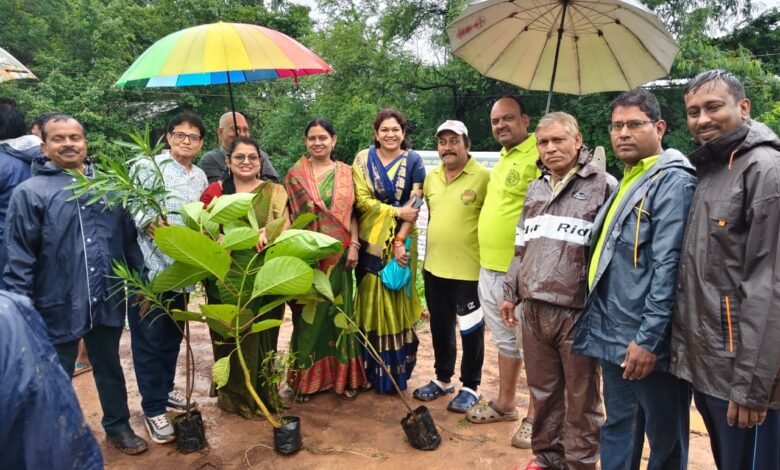 बरसती बारिश में वृक्षारोपण के लिए उमड़ा साहू समाज
