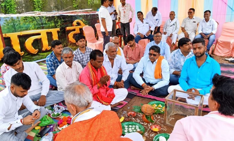 लालमैदान में मातारानी के भव्य पंडाल का भूमिपूजन, 55वें वर्ष में प्रवेश करेगा दुर्गोत्सव लालमैदान में मातारानी के भव्य पंडाल का भूमिपूजन, 55वें वर्ष में प्रवेश करेगा दुर्गोत्सव