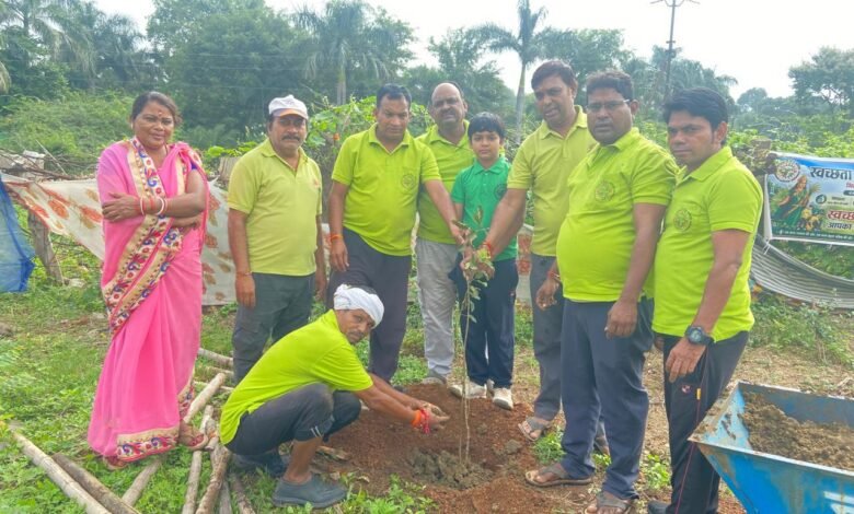 लगातार बारिश के बीच वृक्षारोपण और स्वच्छता अभियान, पर्यावरण संरक्षण का दिया संदेश लगातार बारिश के बीच वृक्षारोपण और स्वच्छता अभियान, पर्यावरण संरक्षण का दिया संदेश