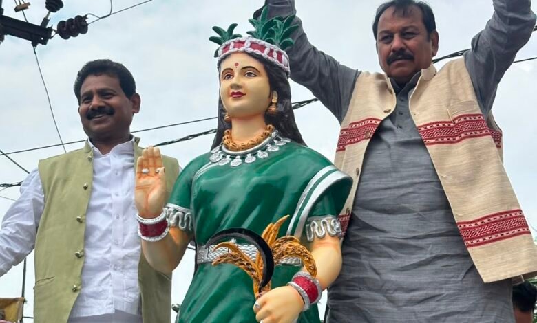 हथखोज में छत्तीसगढ़ महतारी की प्रतिमा का स्थापना एवं अनावरण हथखोज में छत्तीसगढ़ महतारी की प्रतिमा का स्थापना एवं अनावरण