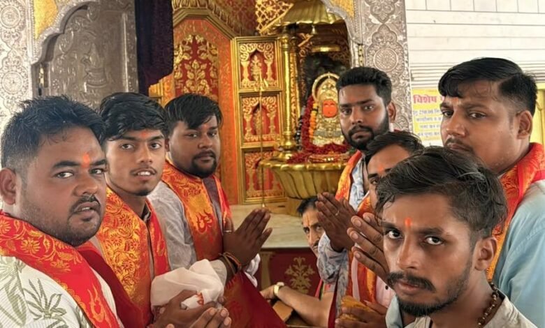 गणेश जी को प्रथम आमंत्रण के बाद माँ के दरबार पहुँची लालमैदान दुर्गोत्सव समिति गणेश जी को प्रथम आमंत्रण के बाद माँ के दरबार पहुँची लालमैदान दुर्गोत्सव समिति