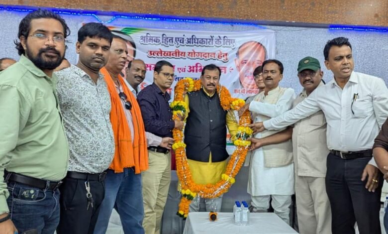श्रमिक हित में योगदान पर सांसद विजय बघेल का सम्मान श्रमिक हित में योगदान पर सांसद विजय बघेल का सम्मान