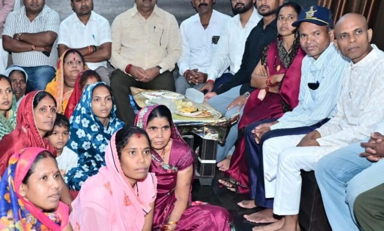 नयापारा बघेरा में कार्यकर्ताओं संग मंत्री गजेन्द्र यादव ने सुनी ‘मन की बात’ नयापारा बघेरा में कार्यकर्ताओं संग मंत्री गजेन्द्र यादव ने सुनी ‘मन की बात’