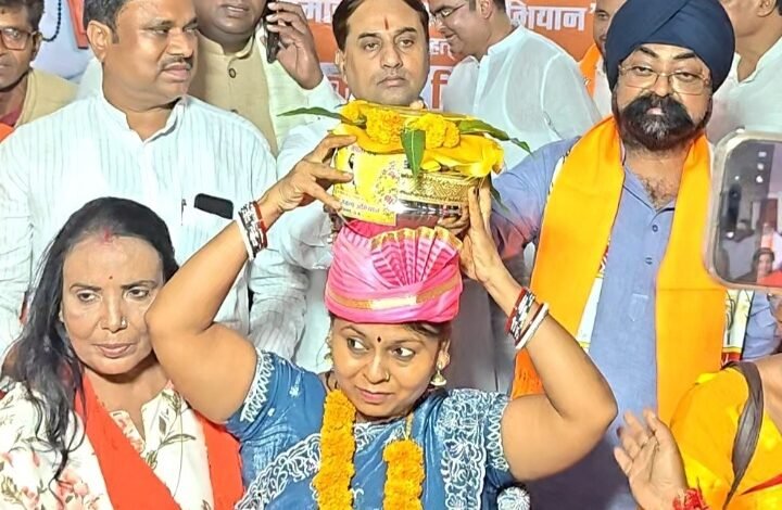सेवा के 25 साल, समरसता का संकल्प,13 मंडलों में पहुंचे गुरु रविदास जन्मस्थली की पावन मिट्टी के कलश सेवा के 25 साल, समरसता का संकल्प,13 मंडलों में पहुंचे गुरु रविदास जन्मस्थली की पावन मिट्टी के कलश