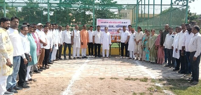 कांग्रेस के पदाधिकारियों ने महात्मा गांधी और शास्त्री जी को किया नमन कांग्रेस के पदाधिकारियों ने महात्मा गांधी और शास्त्री जी को किया नमन