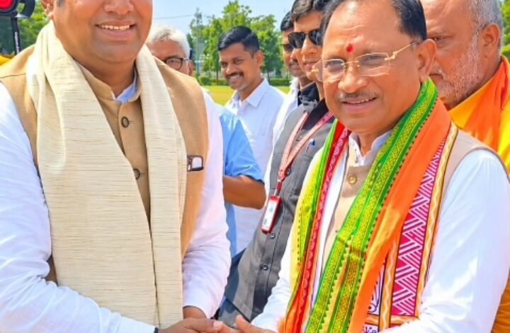 सीएम के हेलिपैड पर भाजपा नेता कन्हैया सोनी ने किया मुख्यमंत्री विष्णुदेव साय का स्वागत