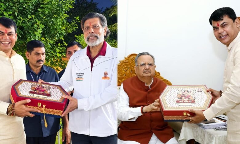 माता रानी के आगमन पर दया सिंह ने डॉ. रमन सिंह और किरण देव सिंह को दिया आमंत्रण माता रानी के आगमन पर दया सिंह ने डॉ. रमन सिंह और किरण देव सिंह को दिया आमंत्रण