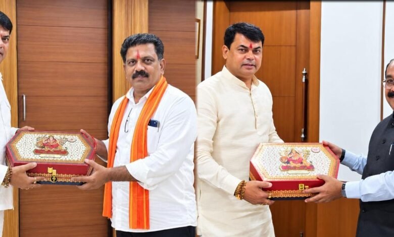 नवरात्र में माता रानी के आगमन को लेकर दया सिंह ने उपमुख्यमंत्री अरुण साव को दिया आमंत्रण नवरात्र में माता रानी के आगमन को लेकर दया सिंह ने उपमुख्यमंत्री अरुण साव को दिया आमंत्रण