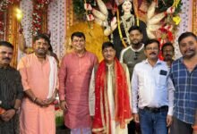 खुर्सीपार दुर्गा पंडाल पहुंचे डीजीपी अरुणदेव गौतम, सपरिवार किए माता रानी के दर्शन
