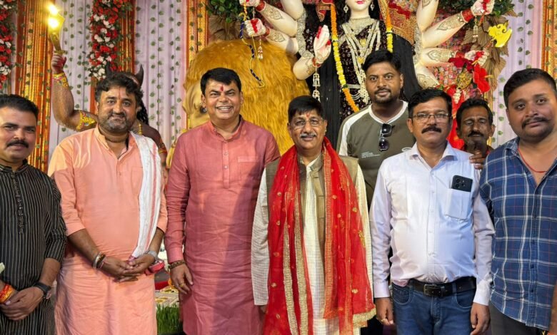 खुर्सीपार दुर्गा पंडाल पहुंचे डीजीपी अरुणदेव गौतम, सपरिवार किए माता रानी के दर्शन खुर्सीपार दुर्गा पंडाल पहुंचे डीजीपी अरुणदेव गौतम, सपरिवार किए माता रानी के दर्शन