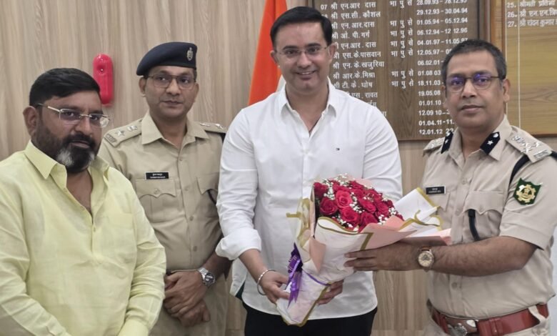 CISF DIG चंदन झा से मिले ट्रक-ट्रेलर ट्रांसपोर्ट एसोसिएशन के पदाधिकारी CISF DIG चंदन झा से मिले ट्रक-ट्रेलर ट्रांसपोर्ट एसोसिएशन के पदाधिकारी