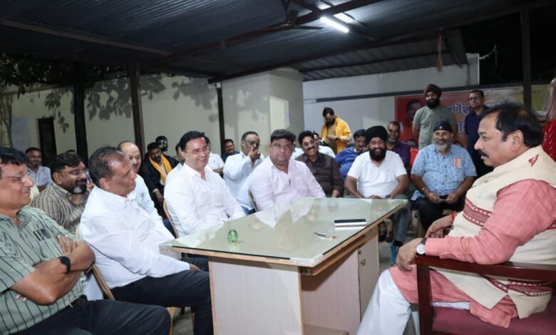 ट्रांसपोर्टर यूनियन और स्टील चैंबर ने सांसद विजय बघेल से की मुलाकात,BSP गेटों की समस्याओं पर..! ट्रांसपोर्टर यूनियन और स्टील चैंबर ने सांसद विजय बघेल से की मुलाकात,BSP गेटों की समस्याओं पर..!